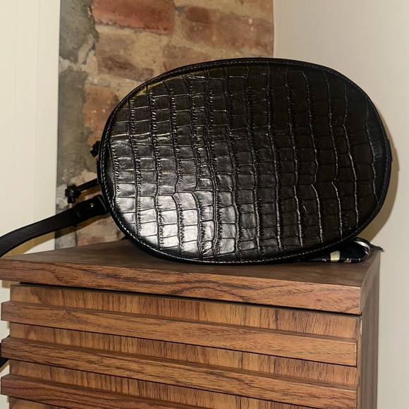 Elegant Black Croc-Embossed Bucket Bag - Picture 2 of 7